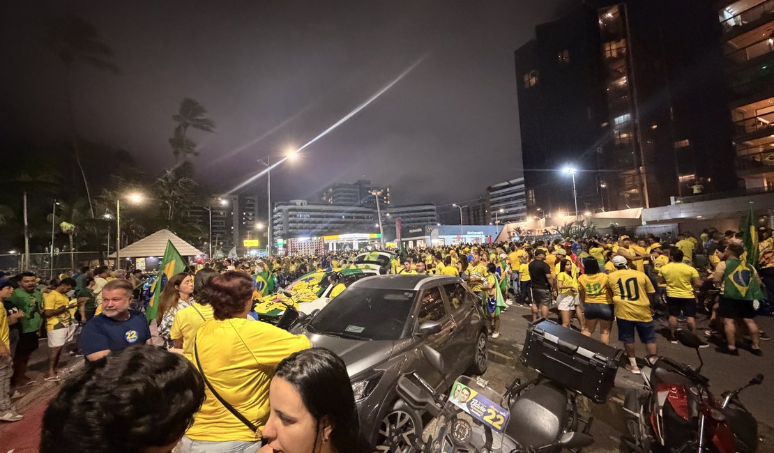 Vinda de Carlos Bolsonaro leva 150 mil pessoas ao Bloco do 22 em Maceió
