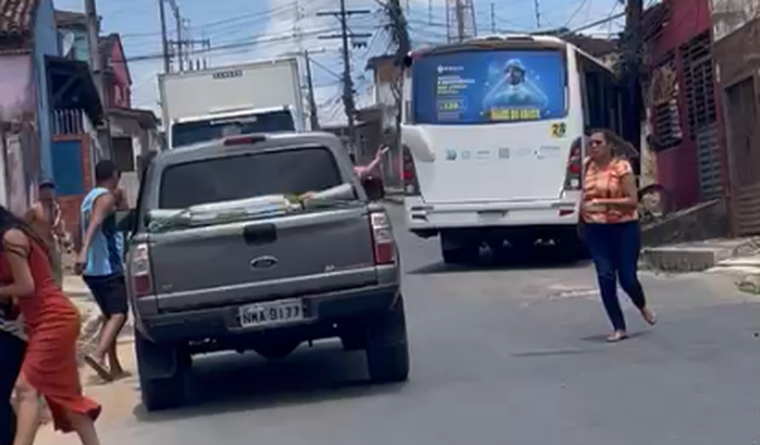 [Vídeo] Micro-ônibus da linha Rio Largo–Maceió colide com poste e deixa feridos, em Rio Largo