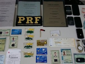 PRF prende dupla com pedras preciosas avaliadas em R$220 mil