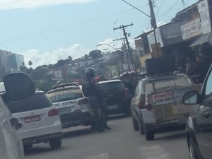 Ação policial recupera carro roubado e detém suspeitos, em Maceió