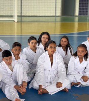 Jundiá investe no esporte infantil e entrega materiais de judô para crianças e adolescentes