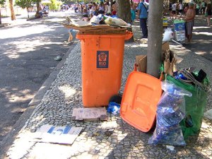 Rio tem 2 mil multas por lixo e xixi na rua durante o carnaval