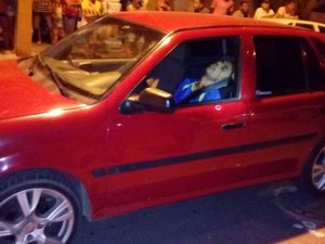 Jovem é assassinado dentro de veículo no Sertão