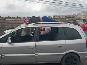 Mulher é arremessada para cima de carro após acidente na Avenida Menino Marcelo