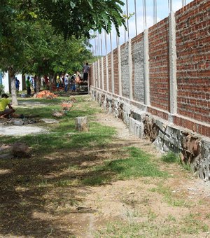 Com participação de voluntários, muro do Estádio Elisão é construído em Pão de Açúcar