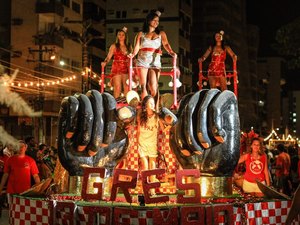 Escolas de samba desfilam no Carnaval de Maceió neste sábado