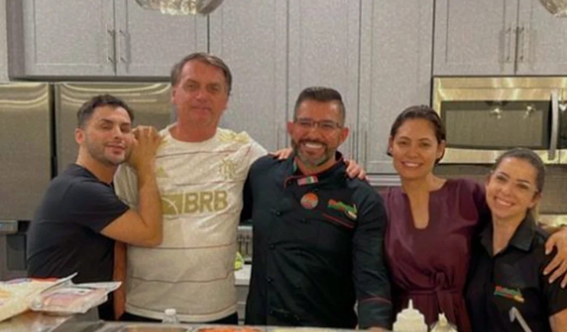 Michelle posta foto com Bolsonaro em confraternização com pizza nos EUA