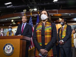 Senadora negra emerge como favorita para vice na chapa de Biden 