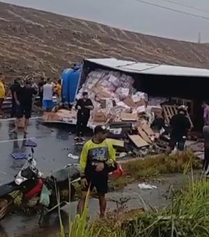 [Vídeo] Caminhão tomba na BR-101 e carga de frutas é saqueada em Colônia Leopoldina