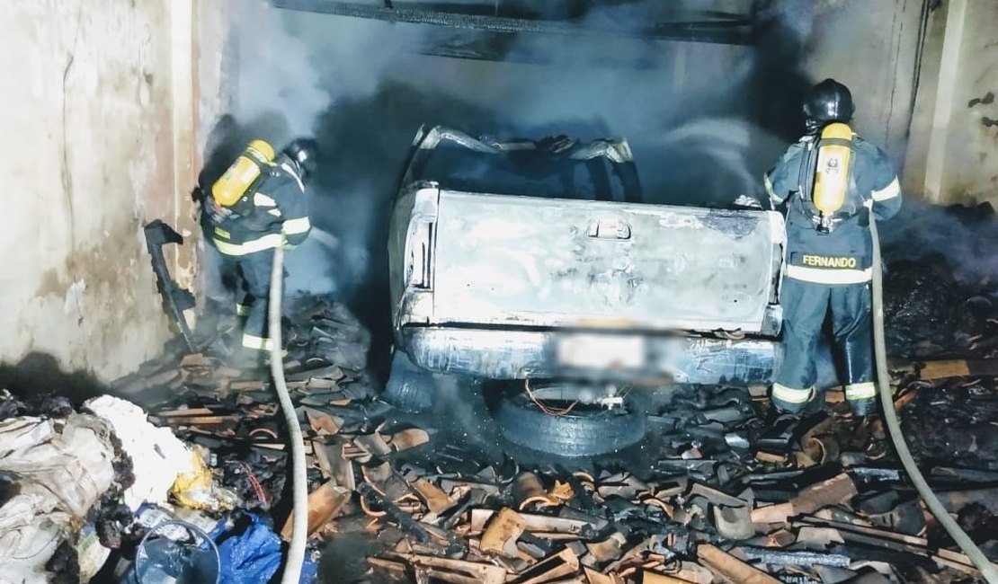 Carro em galpão pega fogo e chamas atingem fumo de corda em Arapiraca