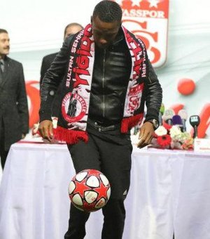 Robinho assina por um ano e meio com Sivasspor e celebra chegada à Turquia