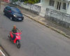 Câmeras flagram furto de motocicleta em rua movimentada do Farol
