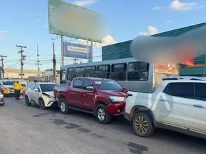 Engavetamento entre três veículos causa congestionamento em Arapiraca