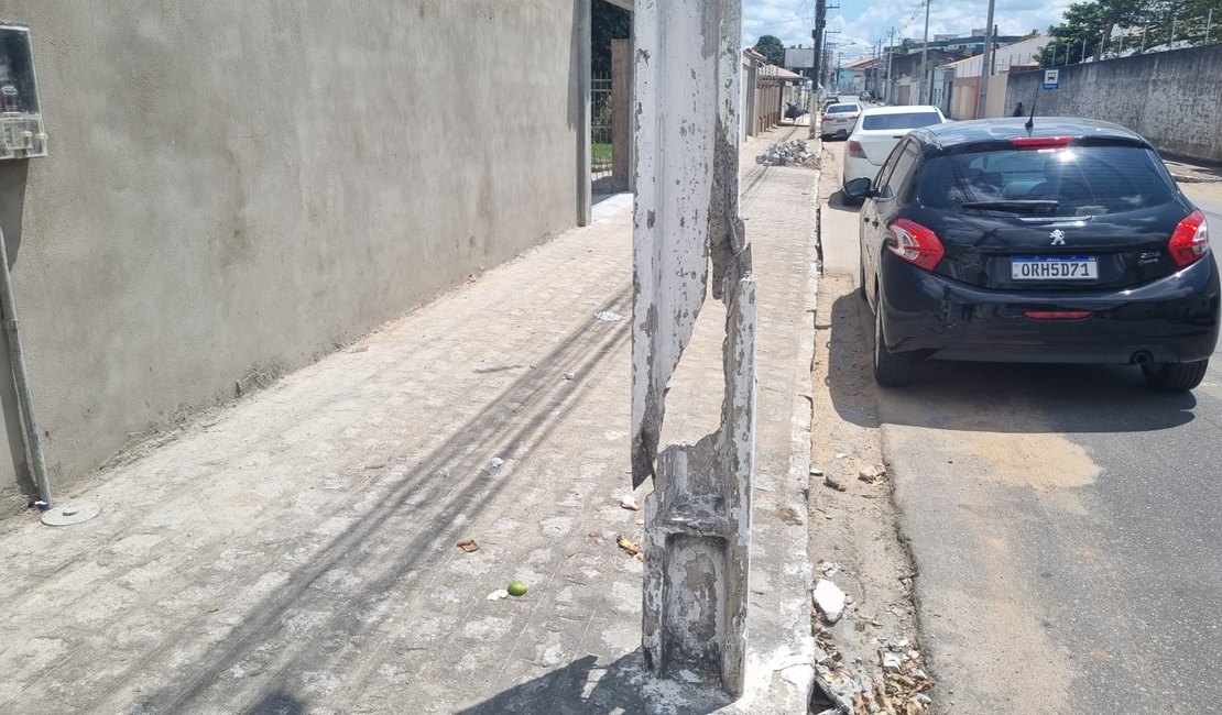 Morador denuncia poste danificado por carreta e pede solução à Equatorial em Arapiraca