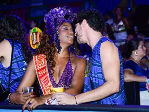 Iza e João Vitor Silva oficializam romance durante o Carnaval