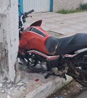 Motociclista embriagado colide contra poste no bairro Caititus, em Arapiraca