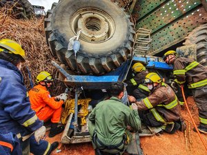 Homem sofre acidente e fica preso embaixo de trator em São Luís do Quitunde