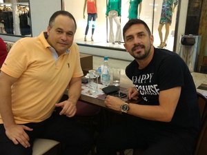 Atuando como agente, ex- meia alvinegro Luís Mário conversa com Elias Mansur 