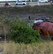 Caminhão cai em ribanceira de cinco metros na Rota do Mar