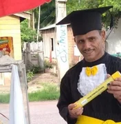 Vendedor de pipoca de 52 anos realiza sonho de se formar na faculdade