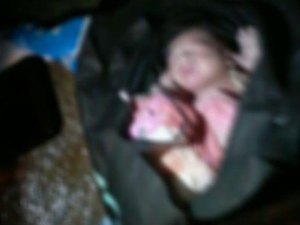 Recém-nascido é encontrado dentro de canal molhado e sujo