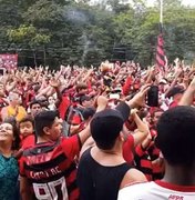 Multidão faz festa em frente ao CT do Flamengo antes de embarque