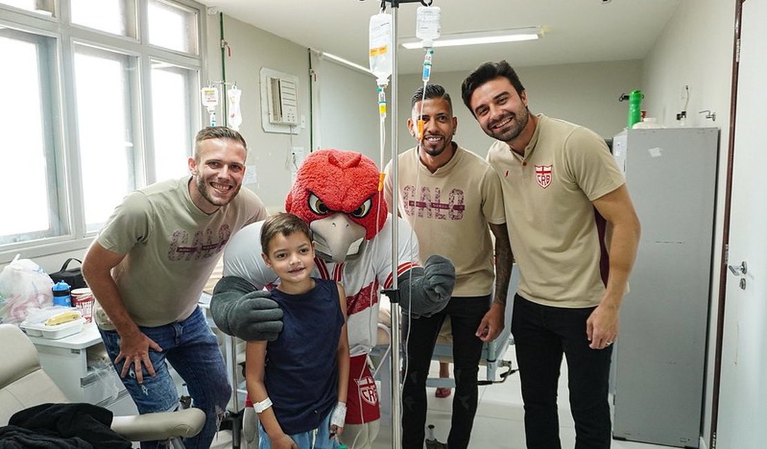 Jogadores do CRB visitam pacientes da oncologia pediátrica da Santa Casa de Maceió