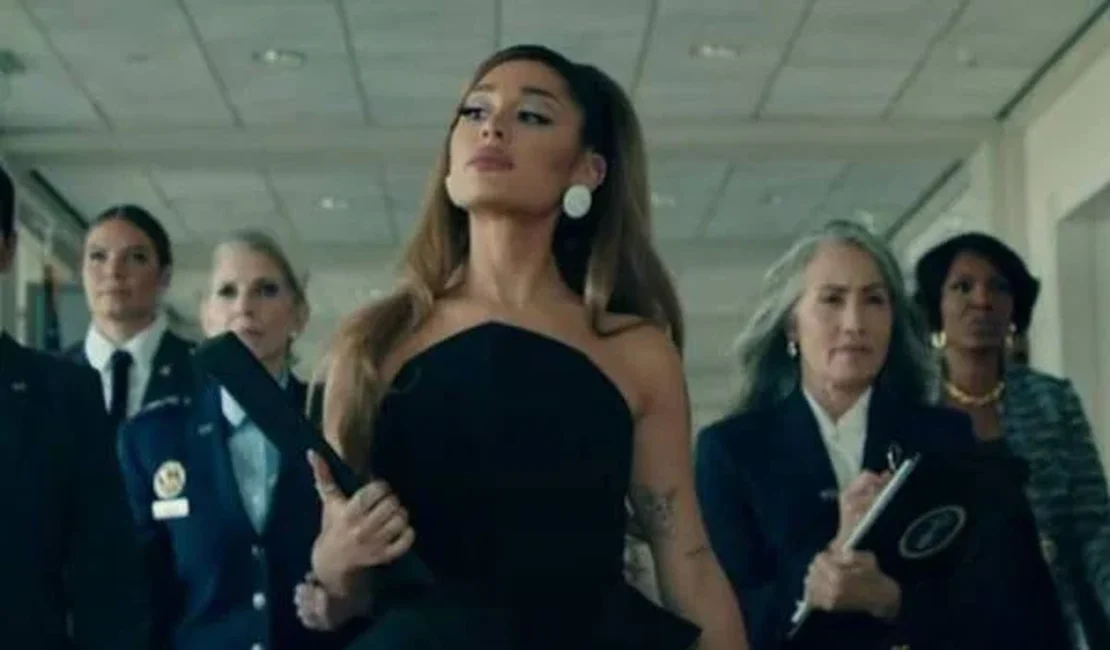 Ariana Grande vira presidente dos EUA e defende as mulheres em novo clipe