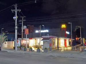 Cliente discute por desconto e atira em atendente do McDonald’s