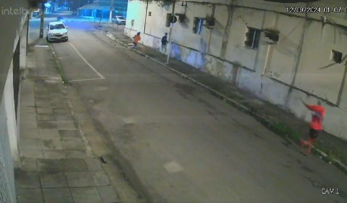 [Vídeo] Câmeras flagram correria e torcedor espancado e atingido por bomba em Maceió