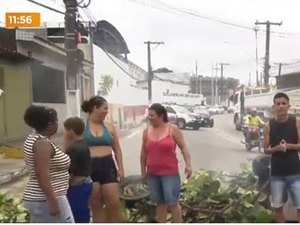 [Vídeo] Moradores do Jacintinho bloqueiam trecho da Ladeira do Óleo após 24 horas sem energia