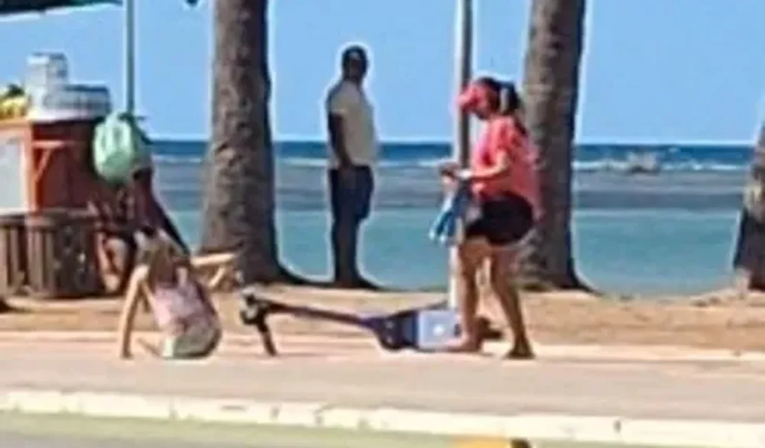 Morador flagra criança caindo de patinete elétrico na orla da Ponta Verde