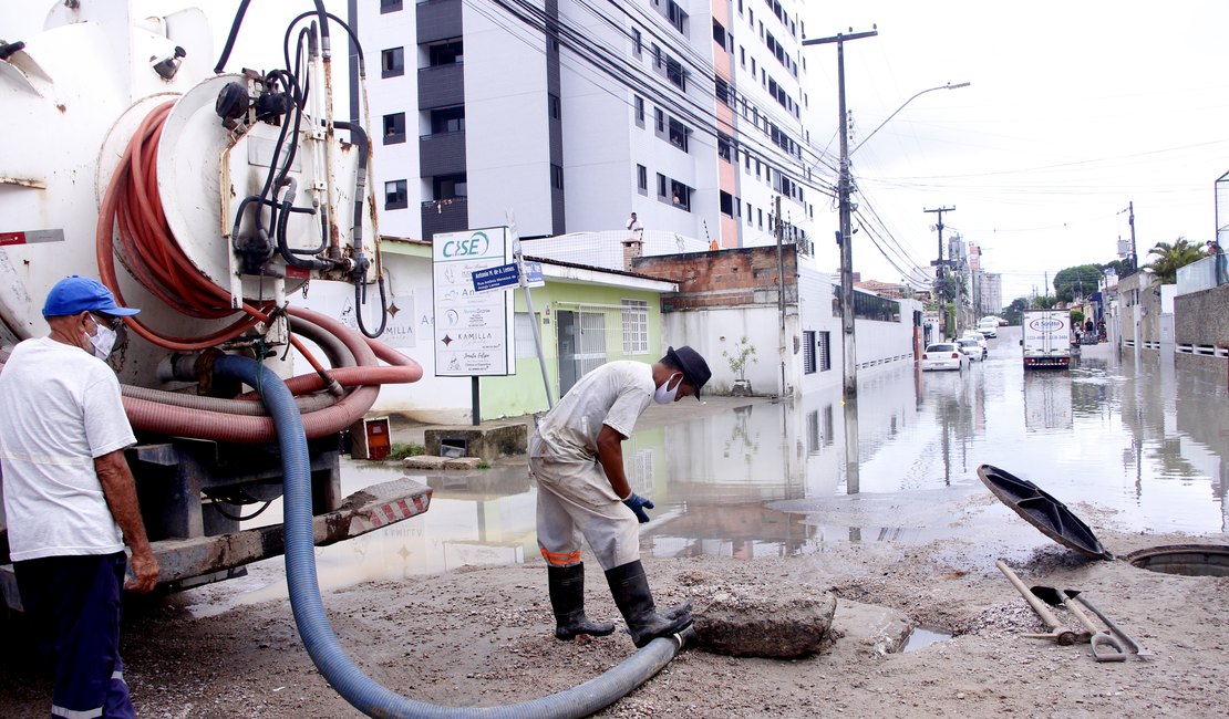 Prefeitura de Maceió realiza desobstrução das galerias pluviais em pontos de alagamento