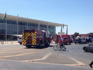 Homem ateia fogo ao próprio corpo em frente ao Palácio do Planalto