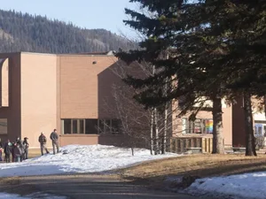 Jovem trans de 18 anos é identificada como autora de ataque a tiros em escola no Canadá