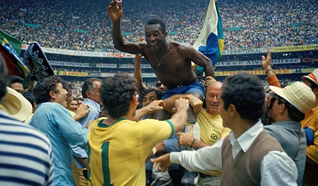 Pelé morre aos 82 anos após um mês internado