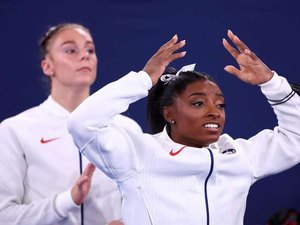 Maior aposta da Ginástica Olímpica, Simone Biles é substituída nas finais por equipe