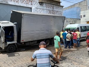 Caminhão-baú provoca engavetamento em Santana do Ipanema