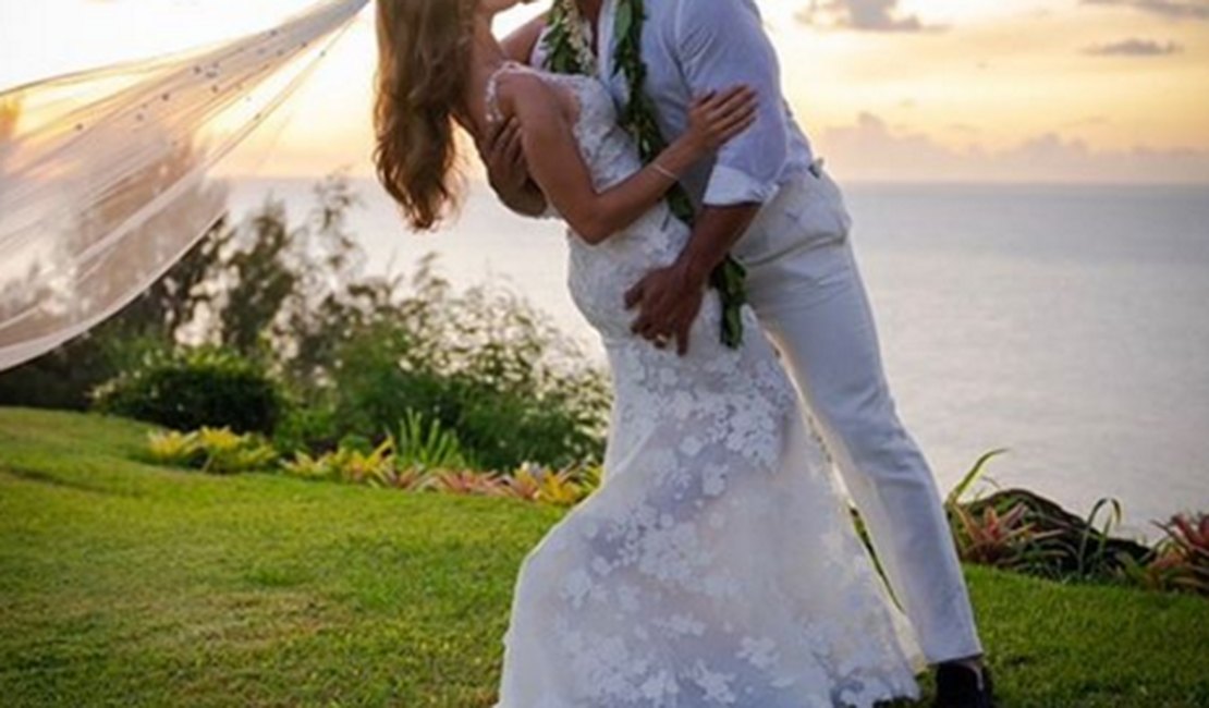 The Rock e Lauren Hashian se casam no Havaí
