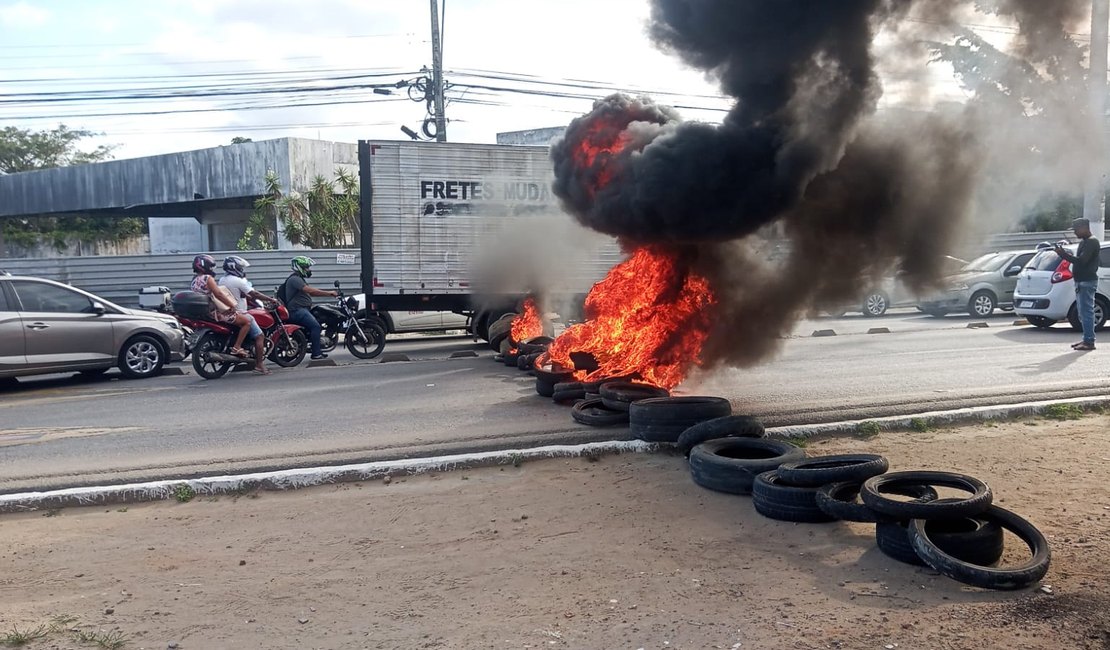 [Vídeo] Após assassinato de motorista por app, categoria bloqueia pontos da capital