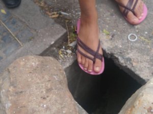 Mulher cai em buraco no calçadão da Praça Manoel André, em Arapiraca
