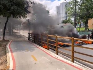 Manifestantes bloqueiam Av. Fernandes Lima com pneus em chamas