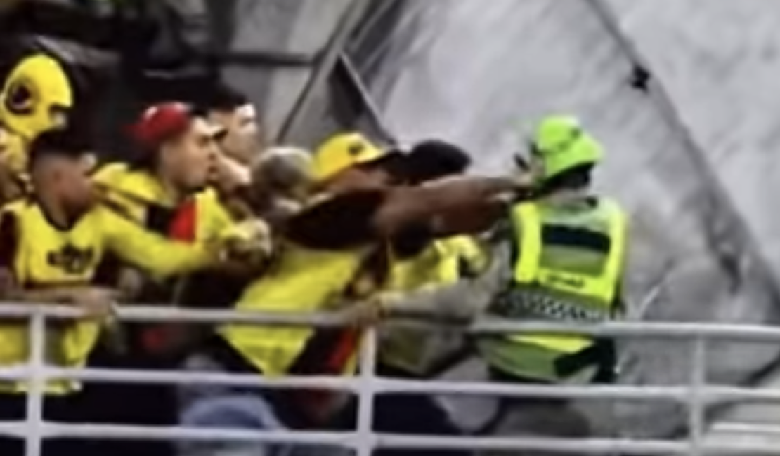 Vídeos mostram policiais militares sendo agredidos por torcedores do Sport no Rei Pelé