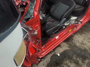 Motorista fica presa às ferragens após carro colidir com ônibus no Pinheiro