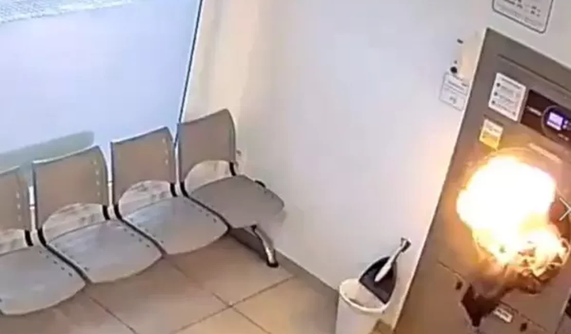 Homem sai de lavanderia e explosão acontece segundos depois