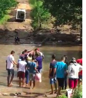 [Vídeo] Ilhados, moradores da zona rural de Olho d`Água Grande precisam carregar idosa pelo rio para receber socorro