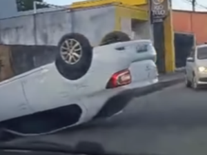 Condutor perde o controle da direção e capota carro em rua de Penedo