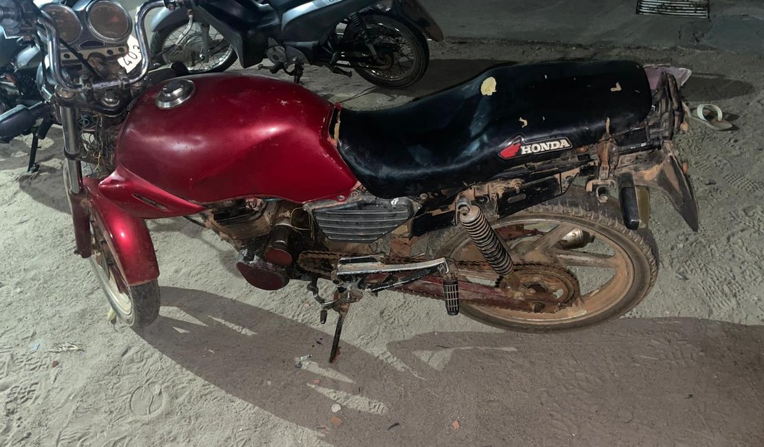 Motocicleta usada por criminosos durante tentativa de latrocínio é abandonada