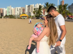 Bebê com doença rara conhece o mar pela primeira vez em Fortaleza