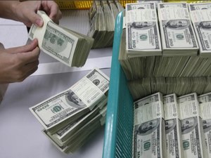 Dólar renova máxima histórica e fecha acima de R$ 6 com temor fiscal; Ibovespa cai